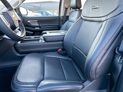 Used 2025 Ford Expedition Platinum image 8