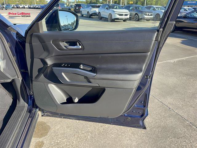 Used 2025 Nissan Pathfinder SL FWD image 13