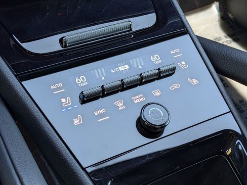 Certified 2025 Porsche Cayenne AWD/4WD image 28