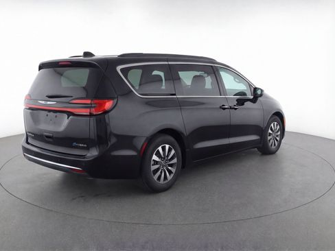 Used 2023 Chrysler Pacifica Touring-L FWD image 9