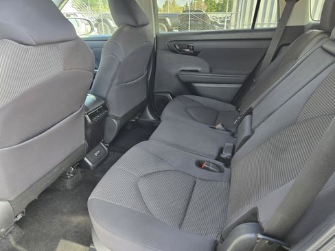 Used 2024 Toyota Highlander LE FWD image 26