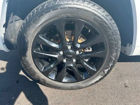 Used 2018 Jeep Grand Cherokee Altitude AWD/4WD image 29