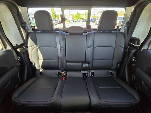 New 2025 Jeep Gladiator Rubicon w/ Convenience Group image 17