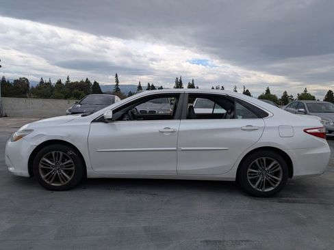 Used 2016 Toyota Camry SE w/ Moonroof Package image 7