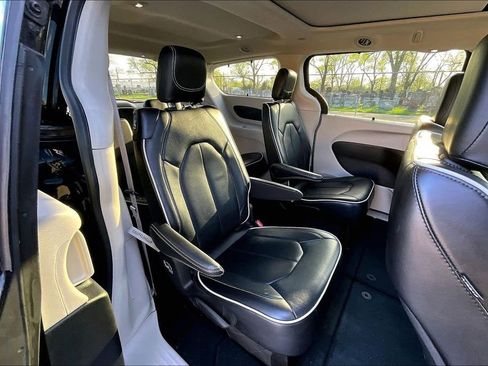 Used 2024 Chrysler Pacifica Limited FWD image 26