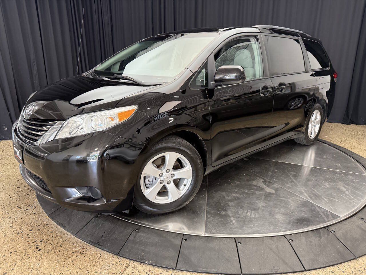 Used 2011 Toyota Sienna LE w/ Towing Pkg FWD image 2