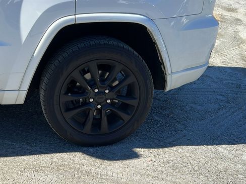 Used 2018 Jeep Grand Cherokee Altitude image 12