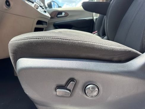 Used 2023 Chrysler Voyager LX FWD image 15