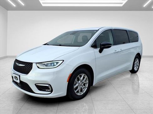Used 2024 Chrysler Pacifica Touring-L FWD image 5