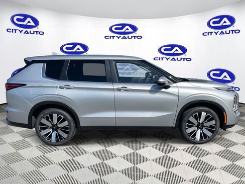 New 2025 Mitsubishi Outlander SE image 2