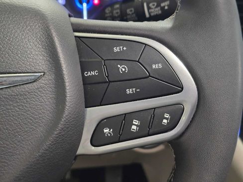 Used 2023 Chrysler Pacifica Touring-L FWD image 30