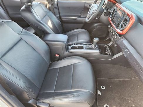 Used 2018 Toyota Tacoma TRD Sport image 10