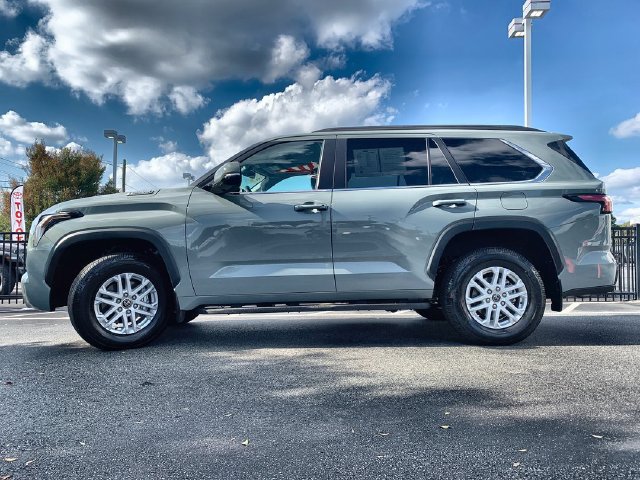 Used 2024 Toyota Sequoia SR5 w/ SR5 Premium Package AWD/4WD image 5