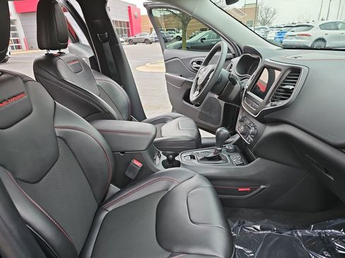 Used 2022 Jeep Cherokee Trailhawk w/ Comfort/Convenience Group image 10