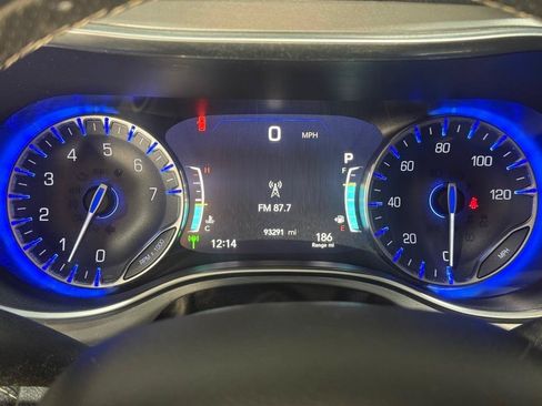 Used 2019 Chrysler Pacifica Limited w/ Advanced Safetytec Group FWD image 13