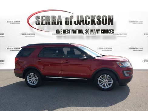 Used 2017 Ford Explorer XLT w/ Equipment Group 202A image 9