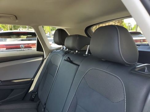 Used 2024 Volkswagen Taos SE image 9