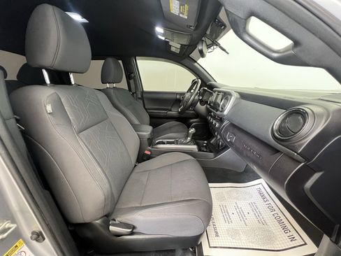 Used 2017 Toyota Tacoma TRD Sport image 9