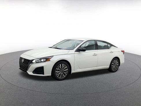 Used 2025 Nissan Altima 2.5 SV FWD image 3