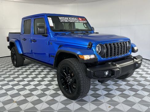 Used 2025 Jeep Gladiator Sport AWD/4WD image 2