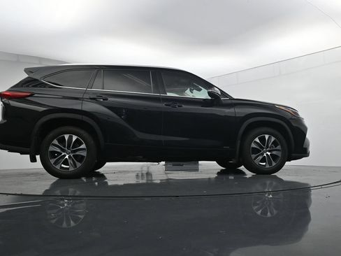 Used 2022 Toyota Highlander XLE AWD/4WD image 41
