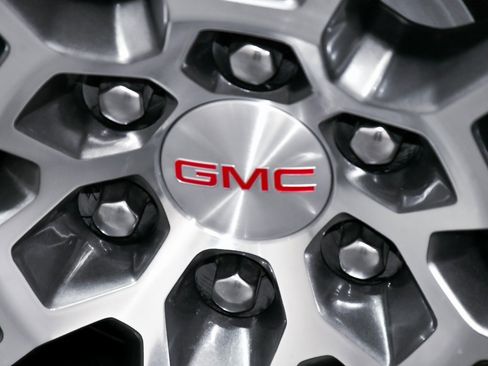 Used 2025 GMC Yukon Denali image 95