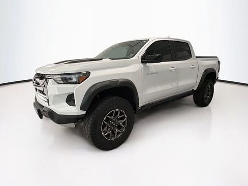 Used 2025 Chevrolet Colorado ZR2 w/ Technology Package AWD/4WD image 3