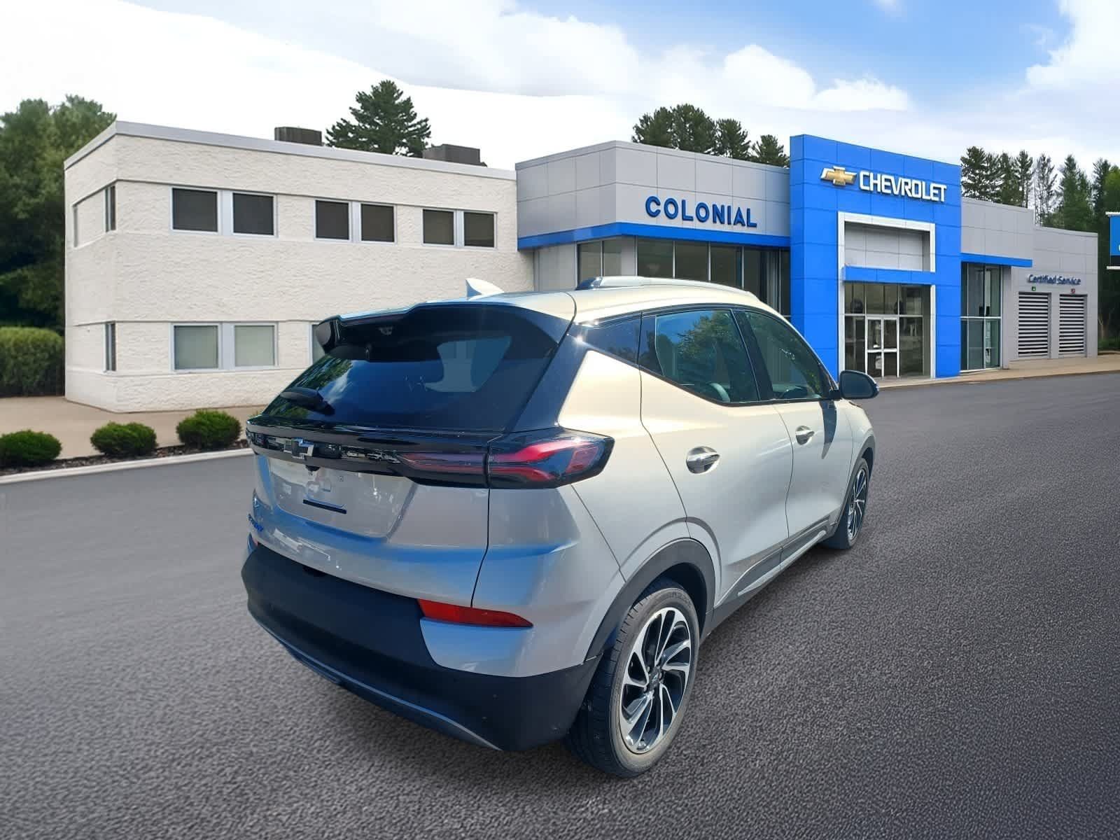 Used 2023 Chevrolet Bolt EUV Premier w/ Sun & Sound Package FWD image 4