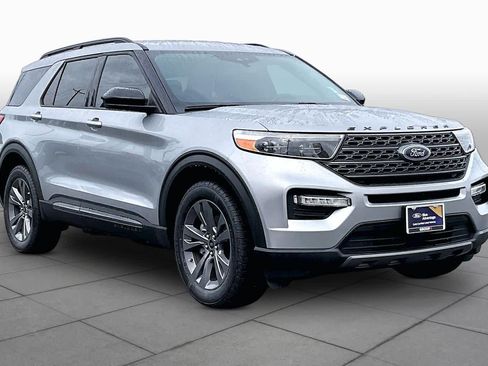 Certified 2022 Ford Explorer XLT w/ Equipment Group 202A AWD/4WD image 3