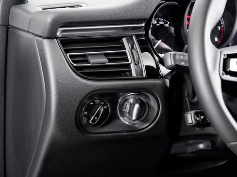 Used 2025 Porsche Macan image 12