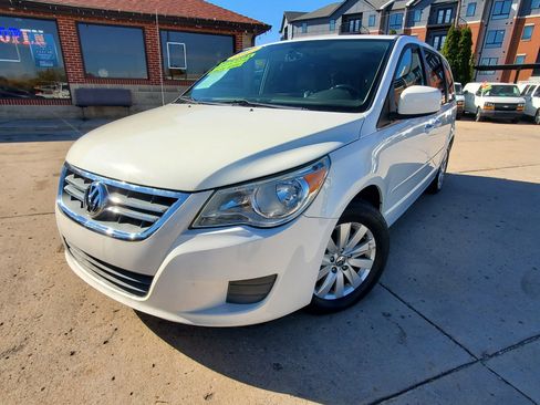 Used 2012 Volkswagen Routan SEL image 3