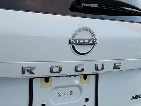 Certified 2025 Nissan Rogue SV image 32