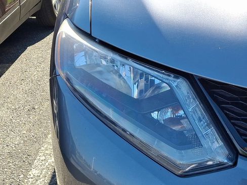 Used 2016 Nissan Rogue SV image 3