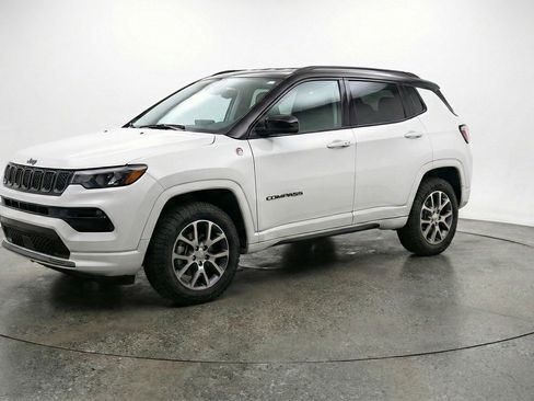 Used 2025 Jeep Compass Trailhawk AWD/4WD image 3
