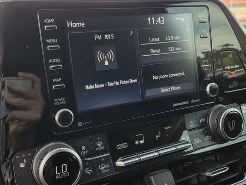 Used 2021 Toyota Highlander XLE FWD image 11
