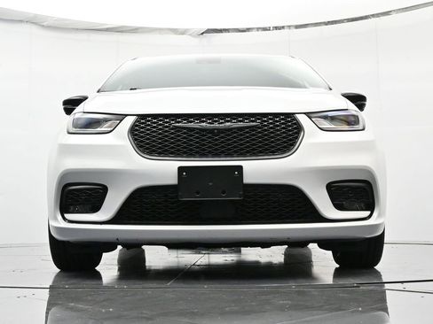 Used 2024 Chrysler Pacifica Select image 39