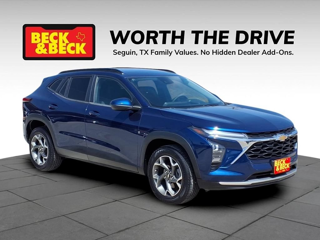 Used 2024 Chevrolet Trax LT w/ LT Convenience Package FWD image 3