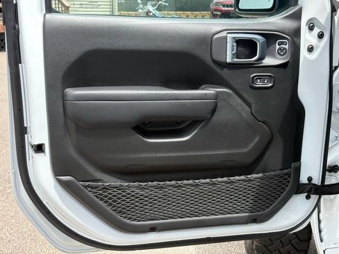 Used 2024 Jeep Wrangler Unlimited AWD/4WD image 32