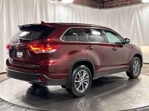 Used 2019 Toyota Highlander XLE w/ Carpet Mat Package (TMS) AWD/4WD image 10