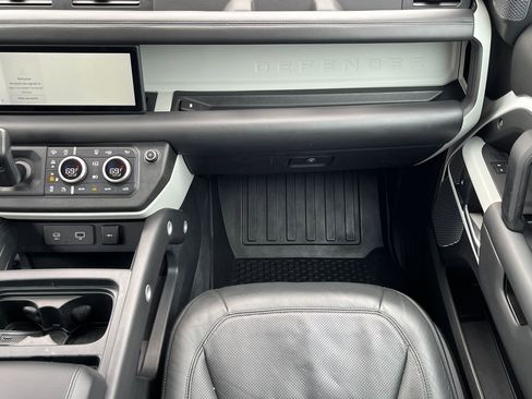 Used 2020 Land Rover Defender 110 SE image 30