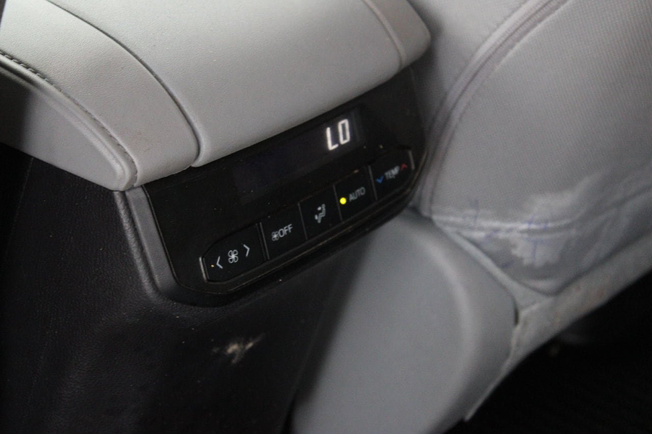 Used 2024 Toyota Highlander LE AWD/4WD image 20
