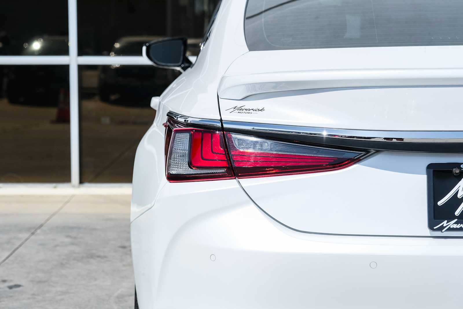 Used 2022 Lexus ES 300h Ultra Luxury w/ Accessory Package 2 FWD image 12