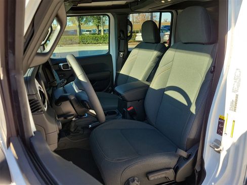 Used 2025 Jeep Wrangler Sahara w/ Safety Group image 14