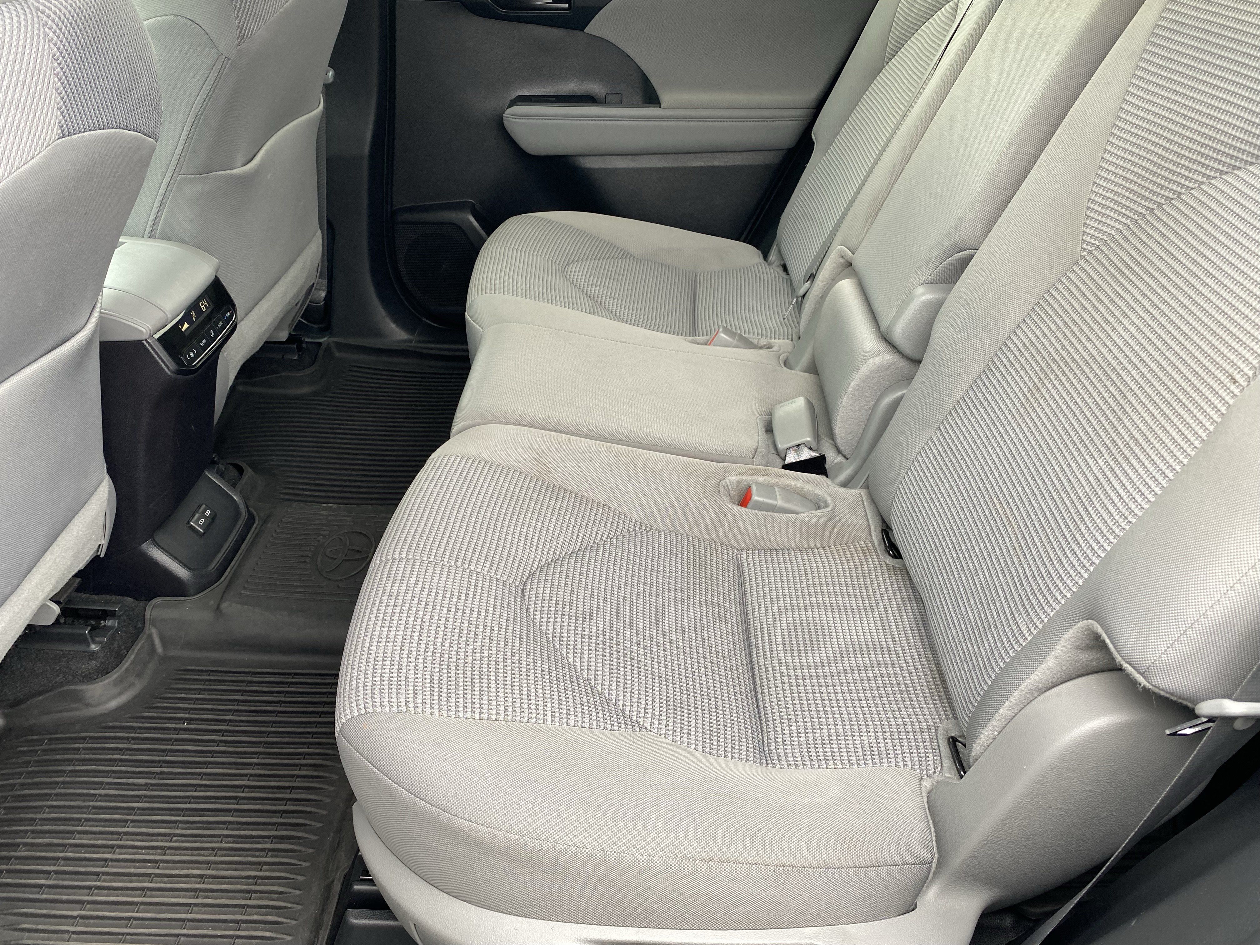 Used 2024 Toyota Highlander LE FWD image 18