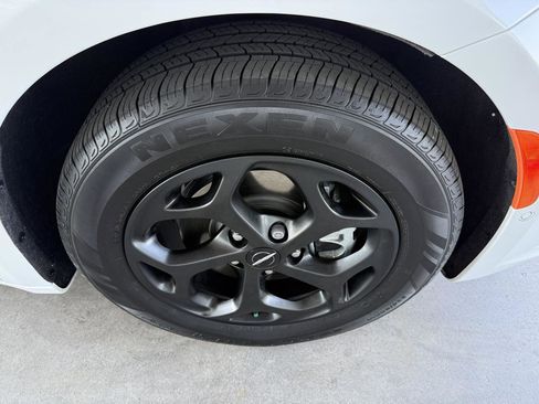 Used 2023 Chrysler Pacifica Limited w/ S Appearance Package image 53