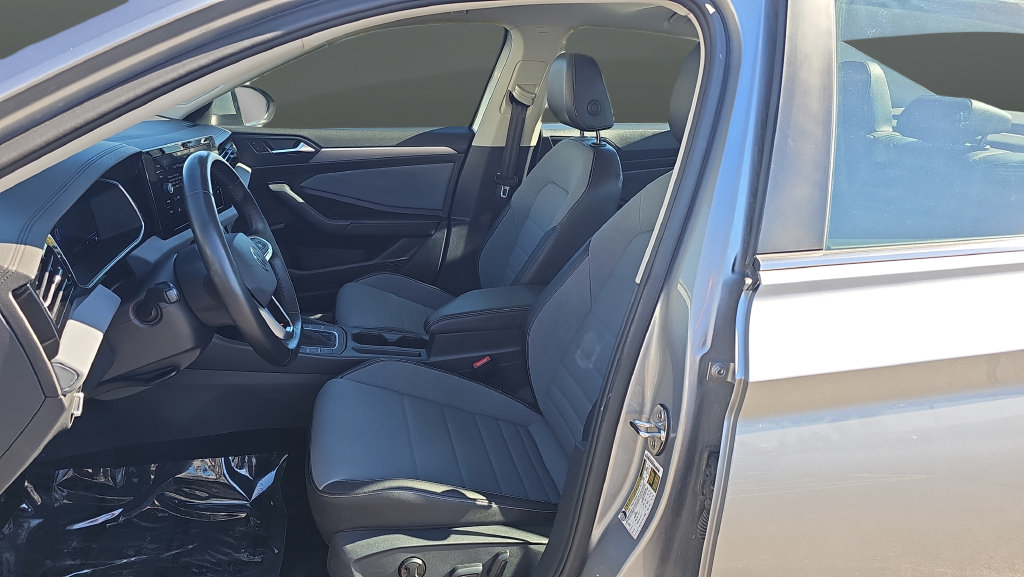 Used 2025 Volkswagen Jetta SE FWD image 9