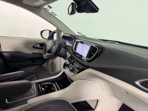 Used 2023 Chrysler Pacifica Limited image 28
