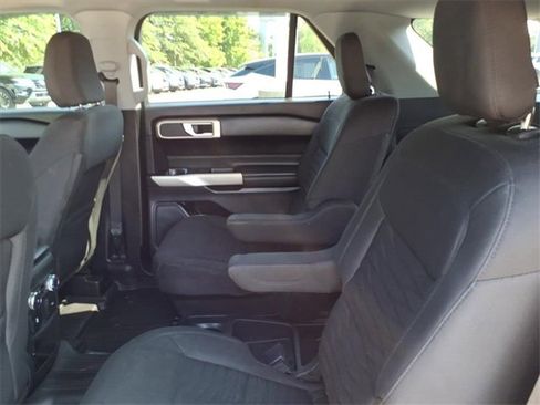 Used 2021 Ford Explorer XLT image 6