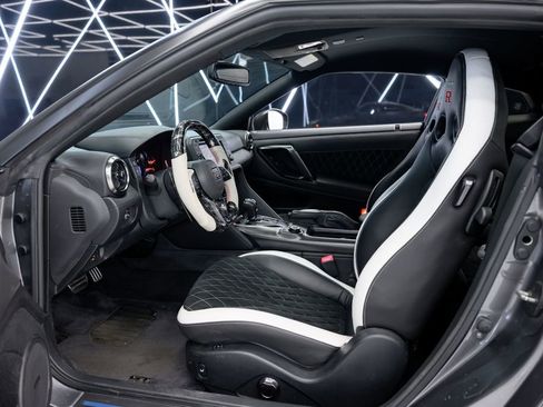 Used 2018 Nissan GT-R Premium image 34