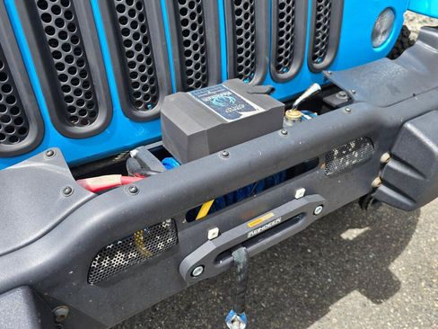 Used 2017 Jeep Wrangler Unlimited Sahara AWD/4WD image 14